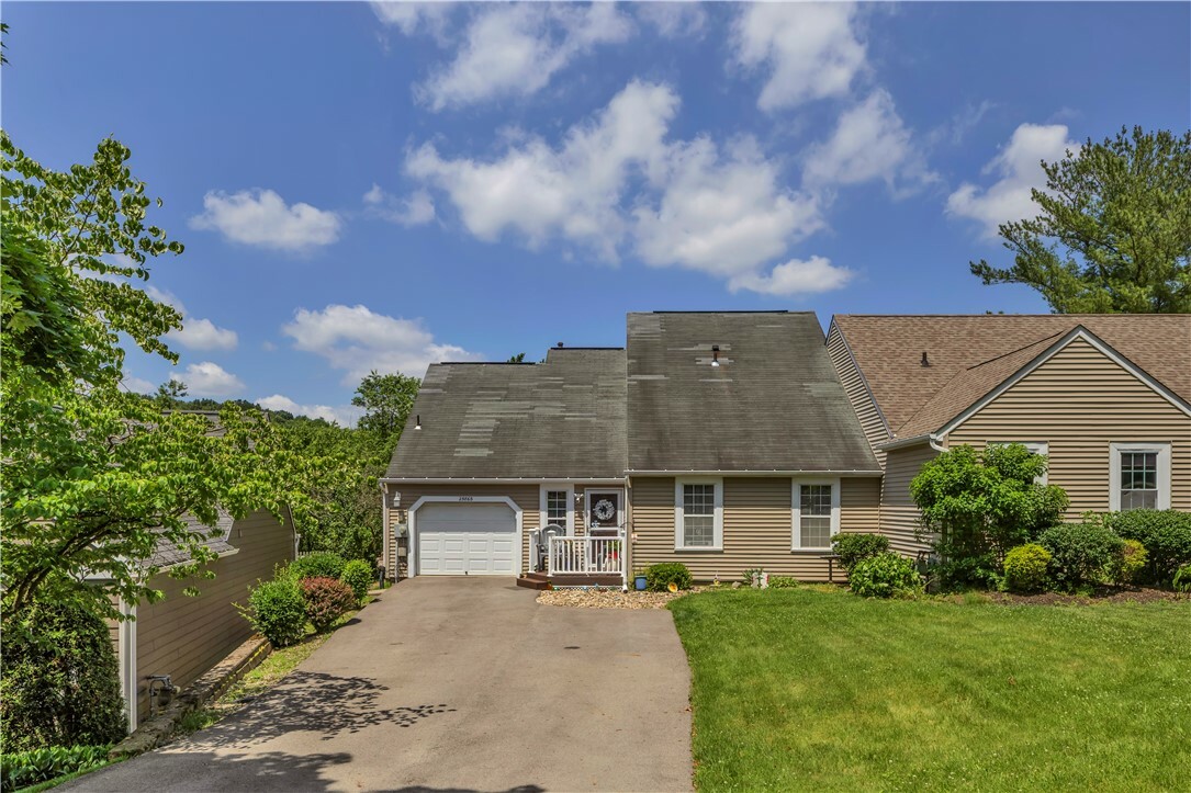 Property Photo: 2586 Grouse Rdg B PA 15090