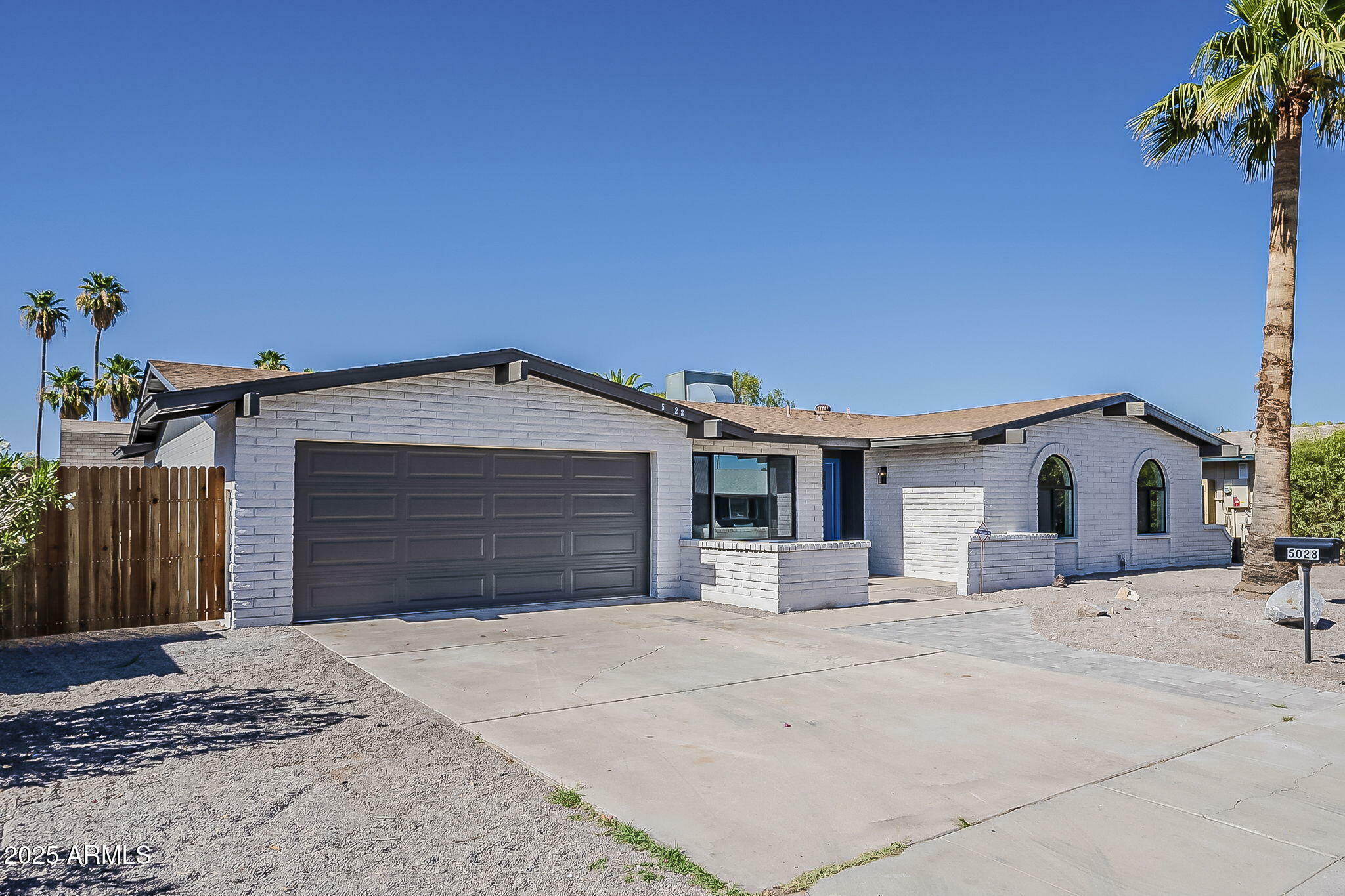 Property Photo: 5028 W Shangri La Road AZ 85304