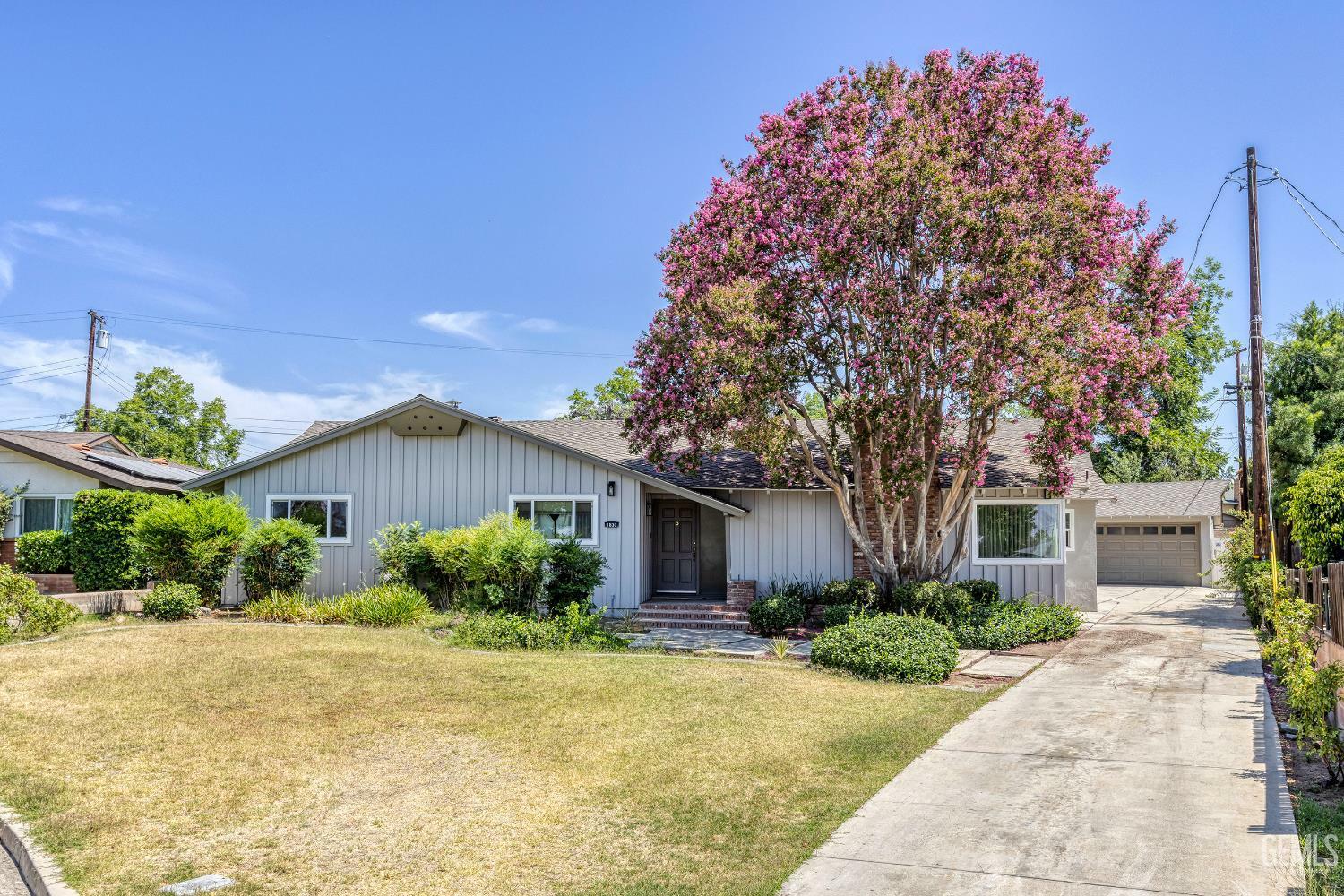 Property Photo: 1830 Chevy Chase Way CA 93306