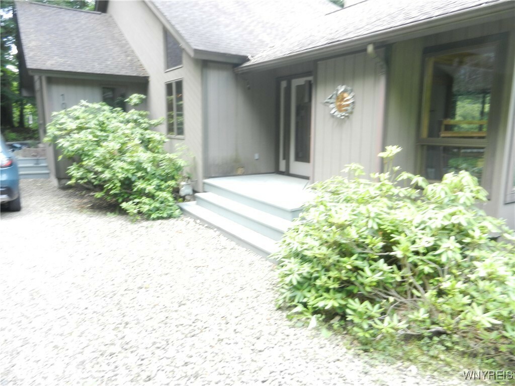 Property Photo: 109 Pine Run NY 14069