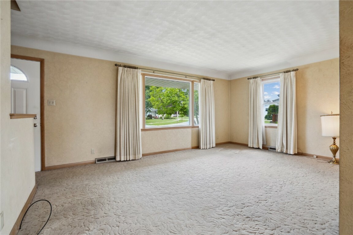 Property Photo:  218 Wesley Drive NW  IA 52405 