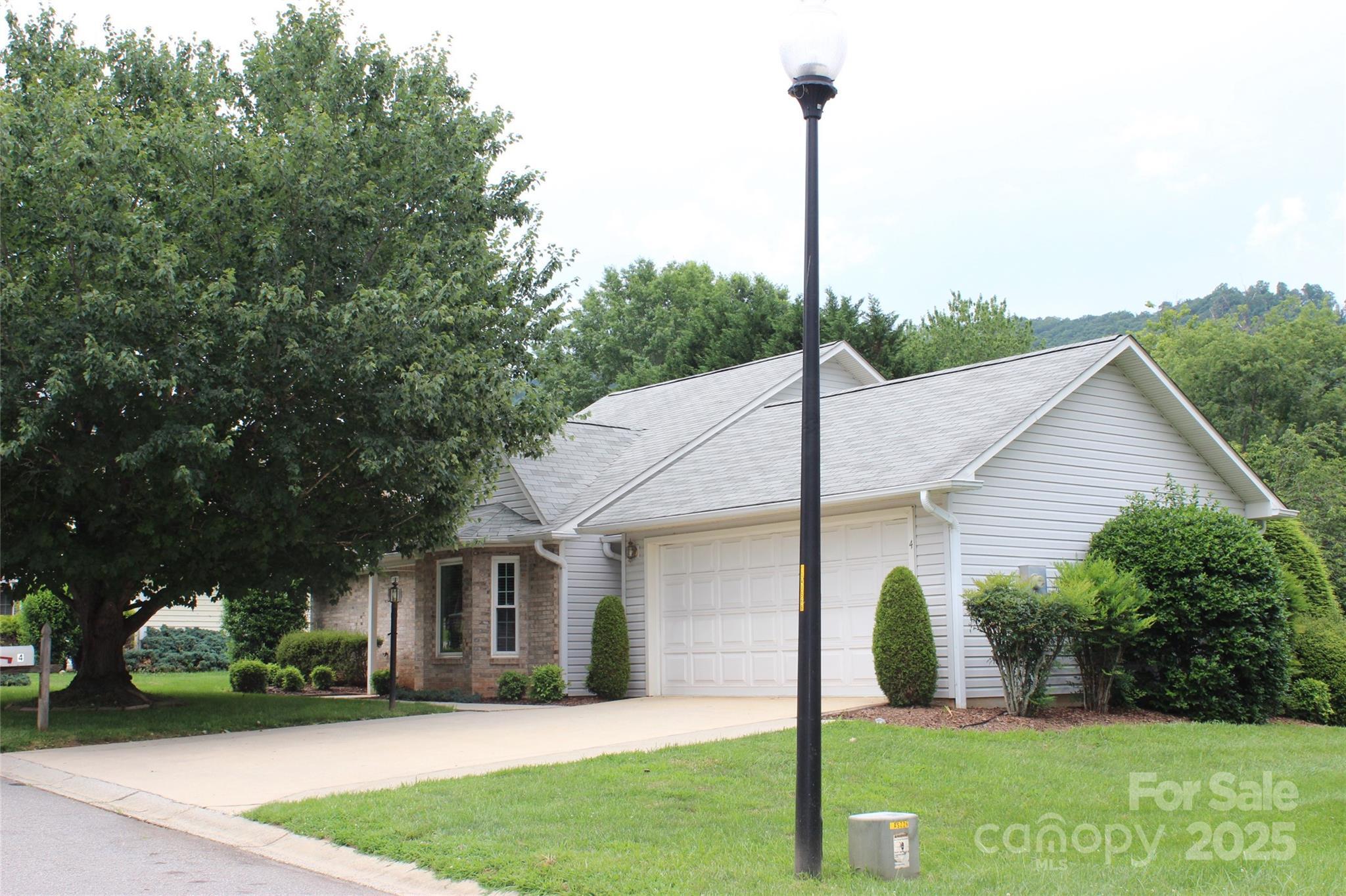 Property Photo: 4 Gatehouse Court NC 28803