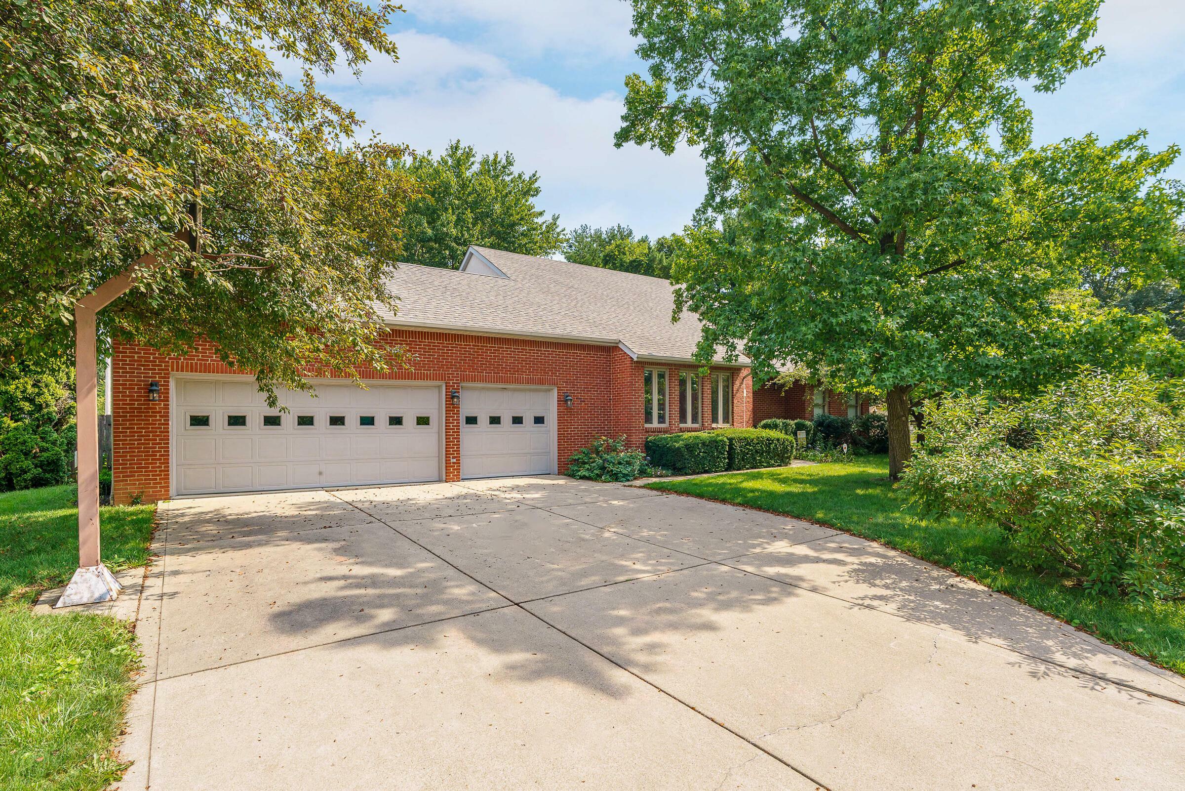 Property Photo: 190 E Hocking Street OH 43110