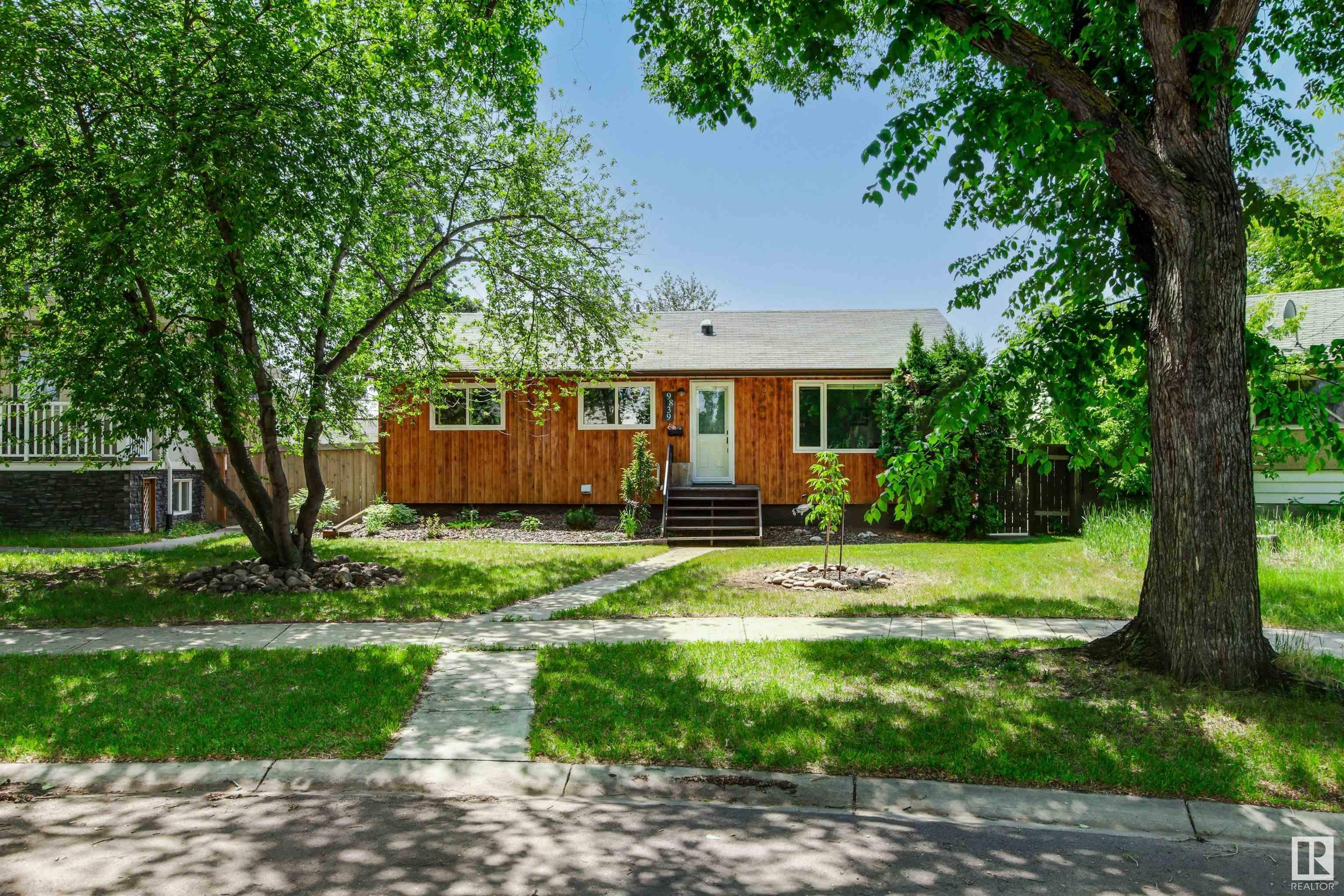 Photo de la propriété: 9839 64 Avenue NW AB T6E 0J4