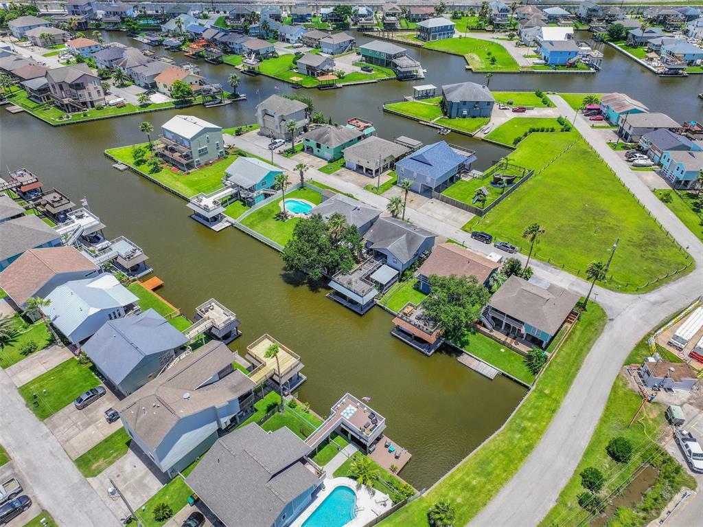 Property Photo: 1 S Skimmer Street TX 77568
