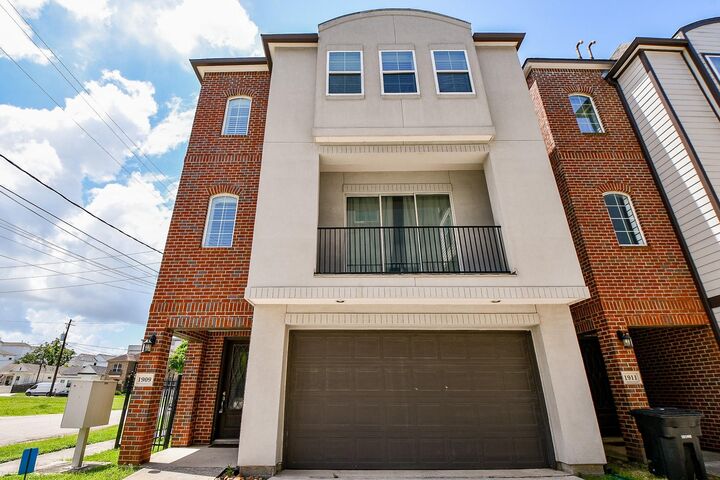 Property Photo: 1909 Hickory Street TX 77007