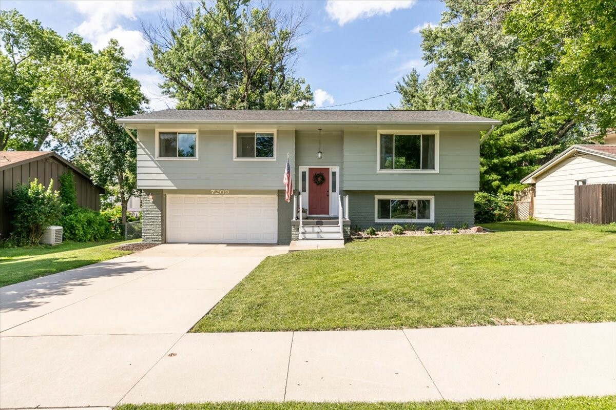 Property Photo: 7209 Ridgemont Drive IA 50322