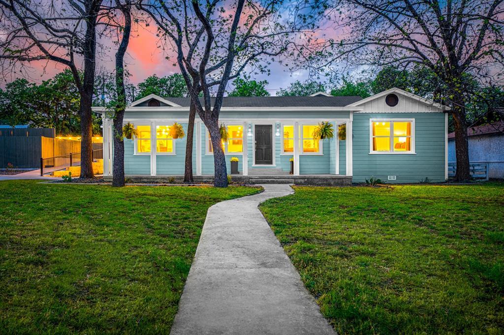Property Photo:  900 Tivy St  TX 78028 