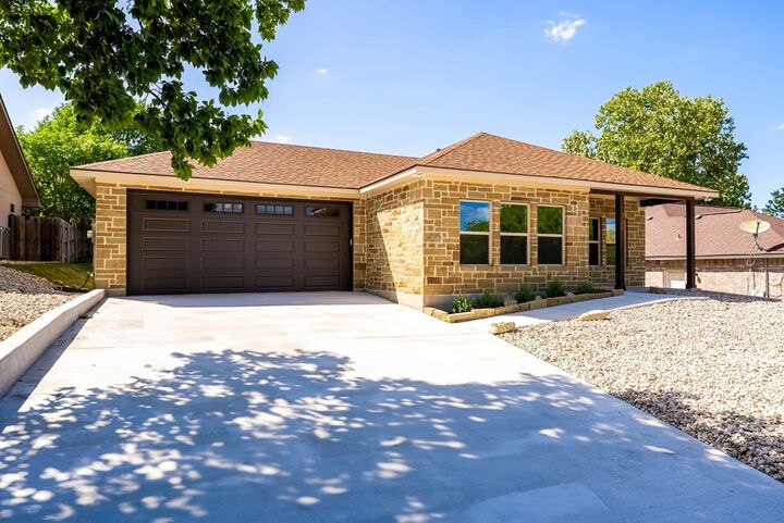 Property Photo: 706 Oak Valley Dr TX 78028