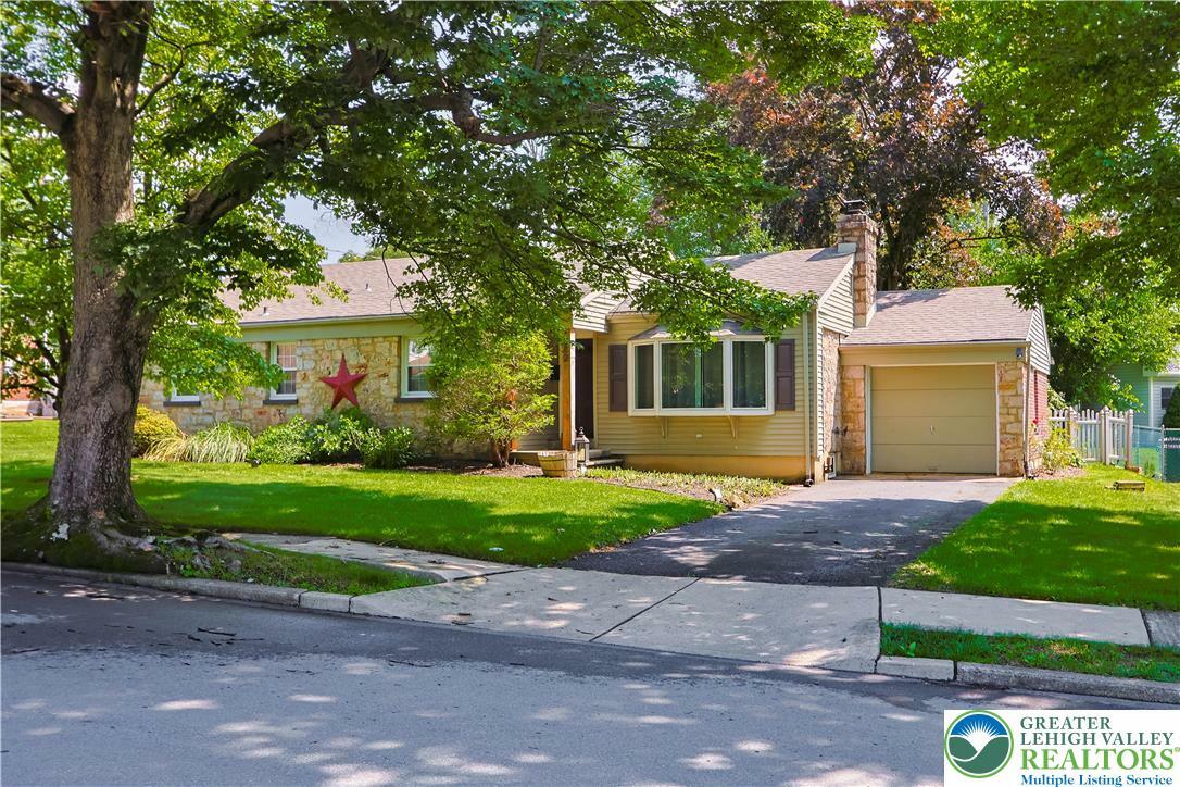 Property Photo: 1882 Ridgelawn Avenue PA 18018