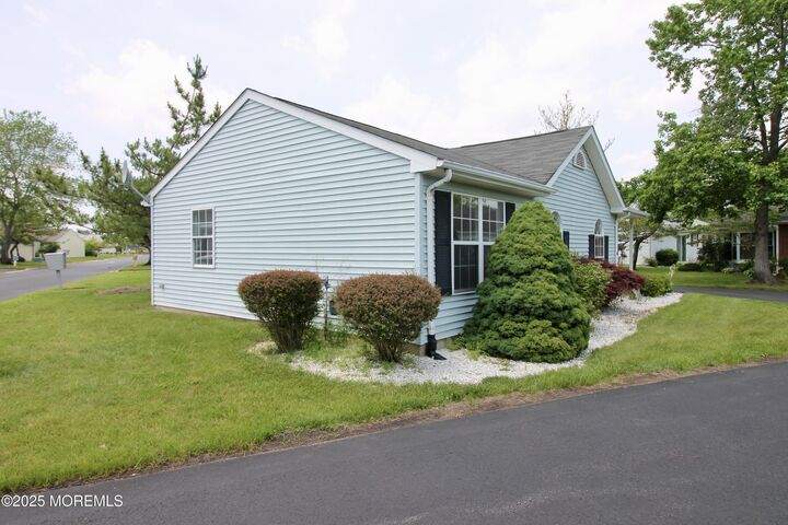 Property Photo:  32 Carnaby Close  NJ 07728 