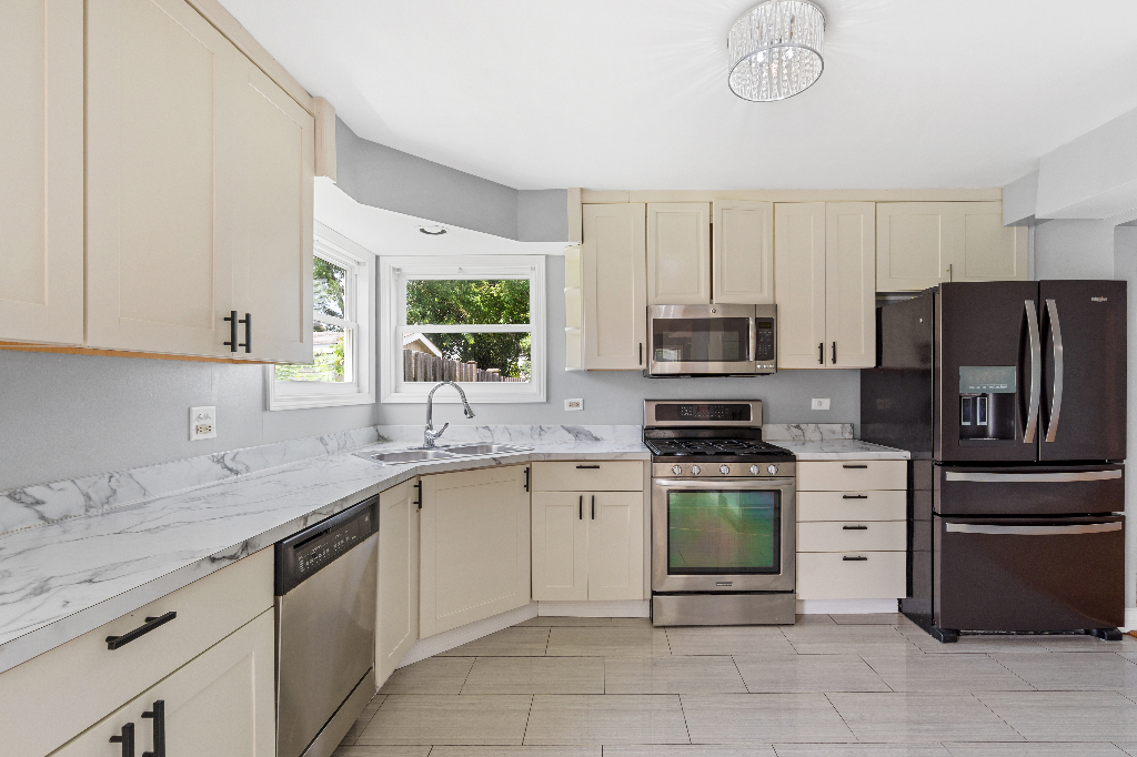 Property Photo: 327 Old Country Way IL 60084