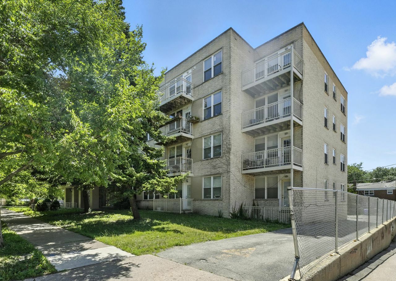 Property Photo: 2501 W Touhy Avenue 105 IL 60645