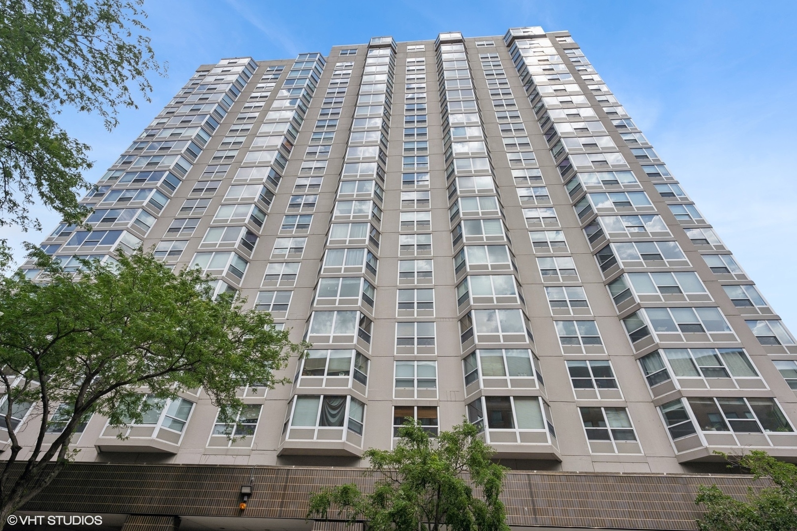 Property Photo: 720 W Gordon Terrace 18R IL 60613