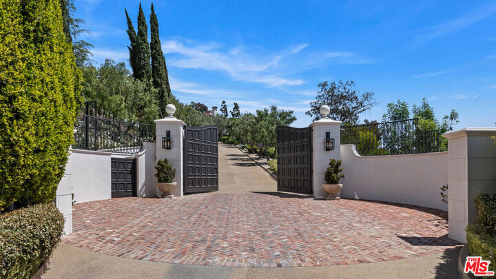 9904 Kip Drive  Beverly Hills CA 90210 photo