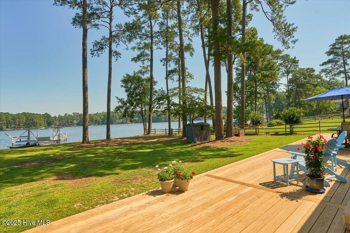Property Photo: 26 S Lakeshore Drive NC 28327