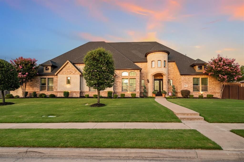 Property Photo: 5809 Kays Court TX 76034