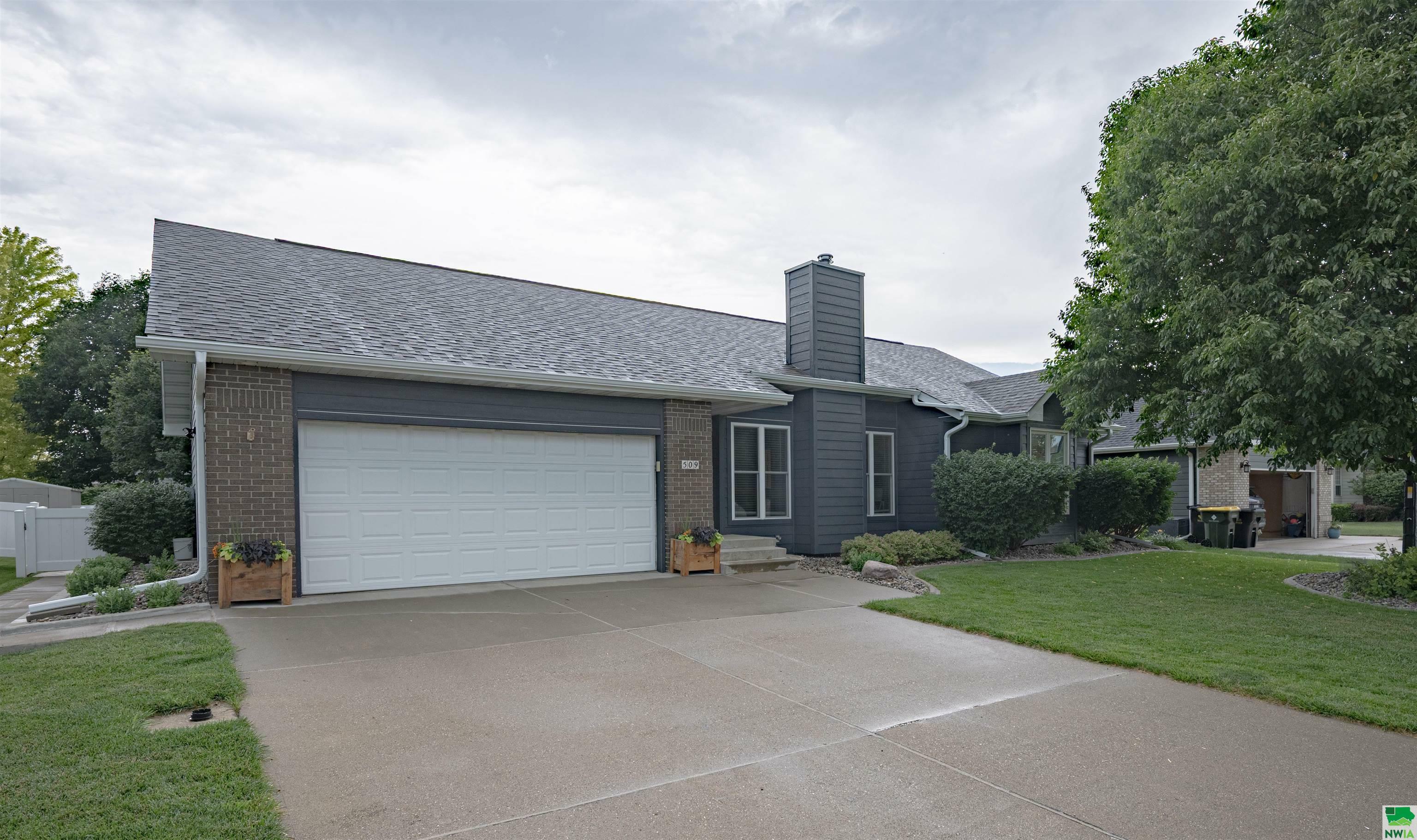 Property Photo: 509 Embassy Dr IA 51054