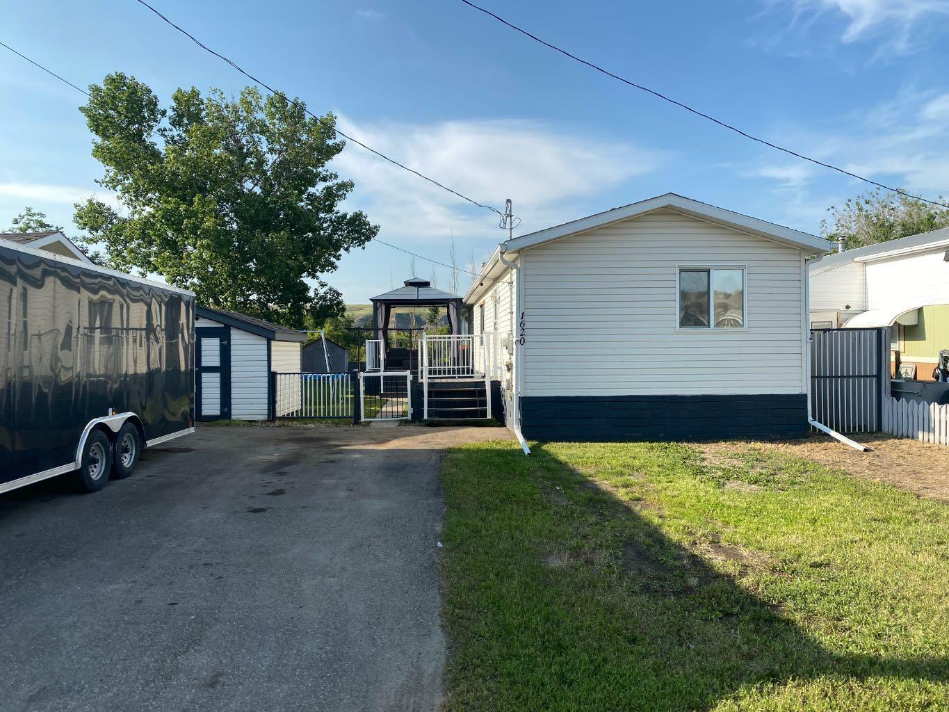 Property Photo: 1620 4 Ave SW AB T0J 0Y2
