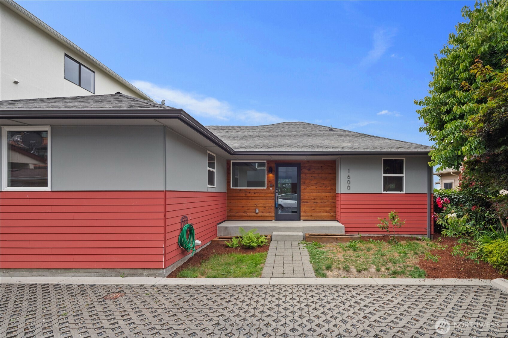 Property Photo: 1600 11th Avenue S WA 98134
