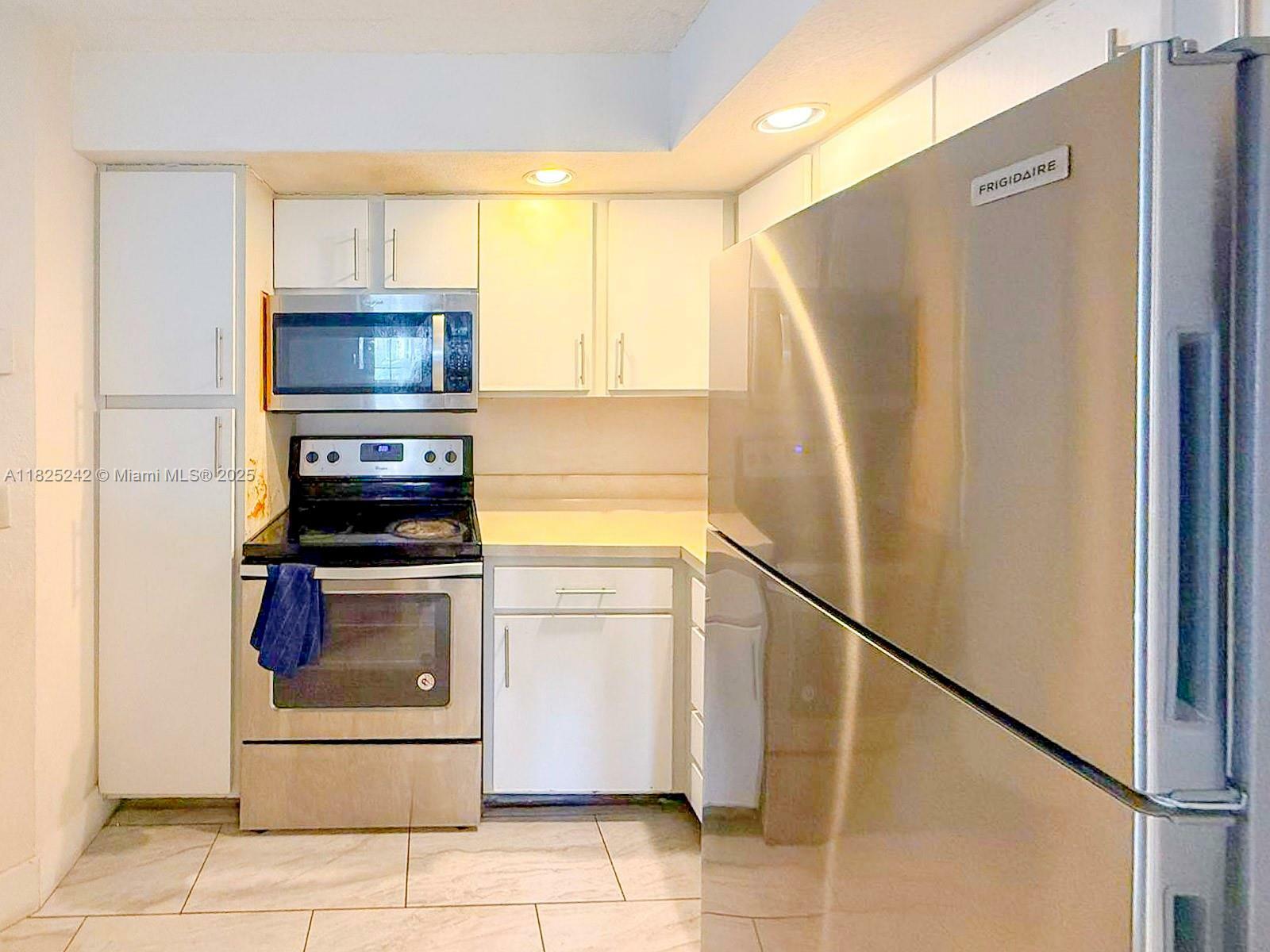 Property Photo: 3440 N Pinewalk Dr N 518 FL 33063