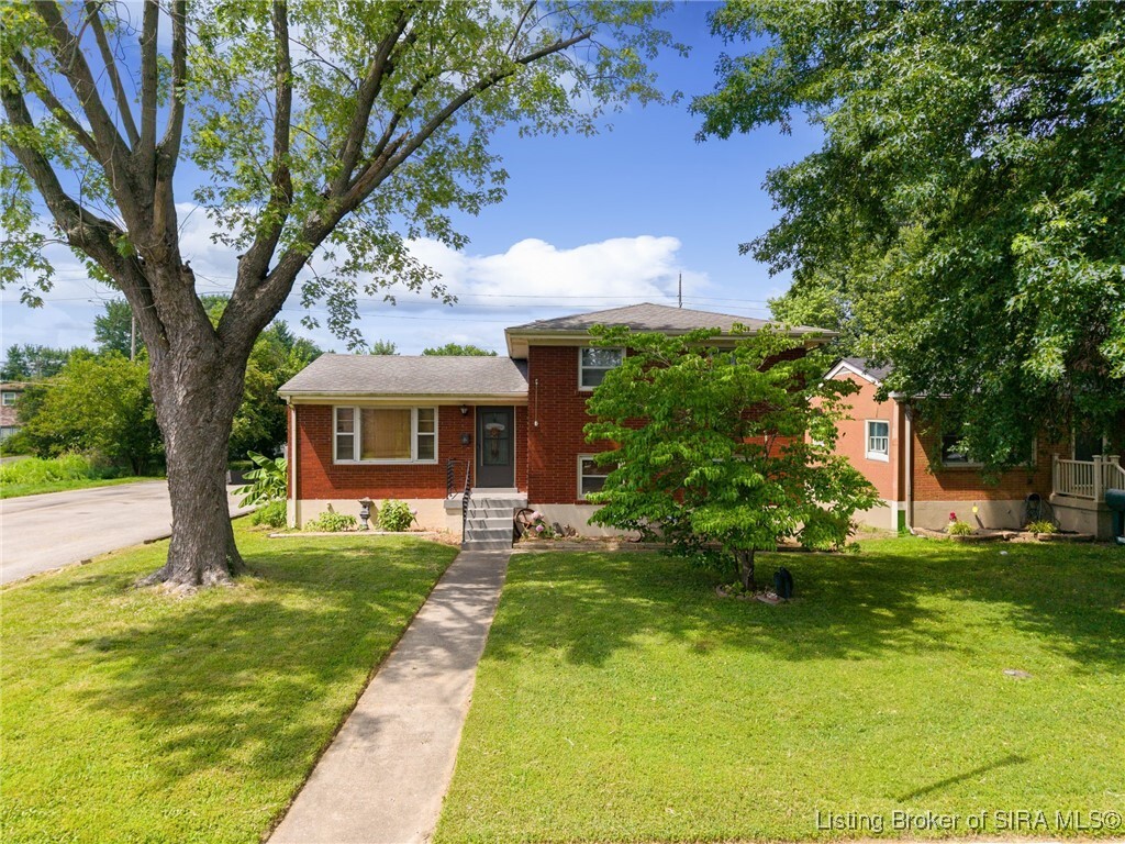 Property Photo: 211 Sherwood Court IN 47129