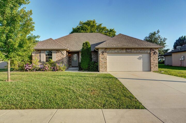 2000 E Greenwich Drive  Ozark MO 65721 photo