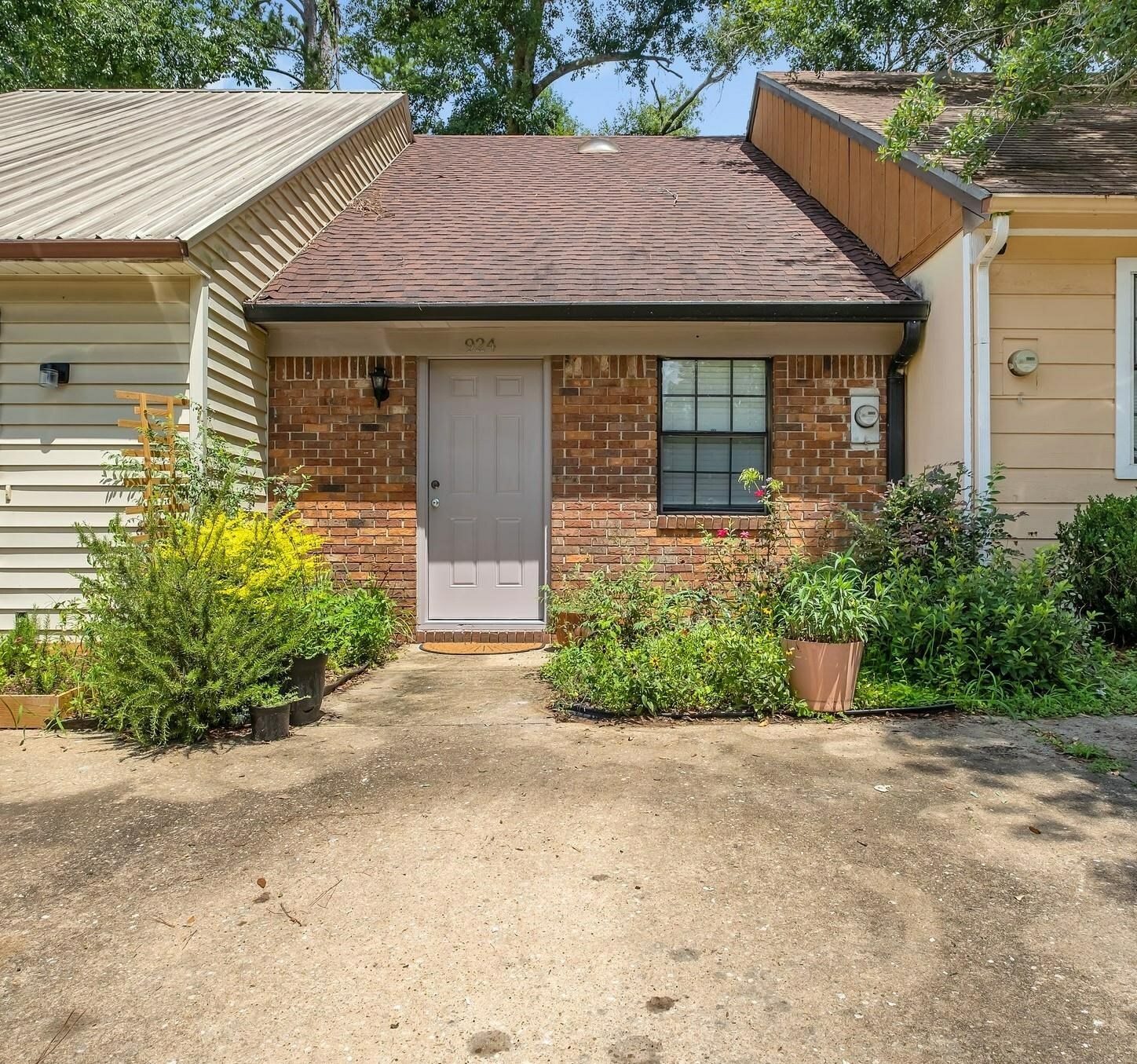 Property Photo:  924 S Lipona Road  FL 32304 