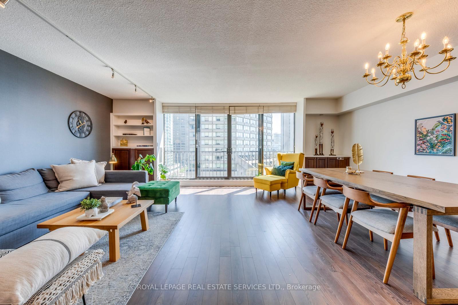 Property Photo: 33 Harbour Square SE 1032 ON M5J 2G2