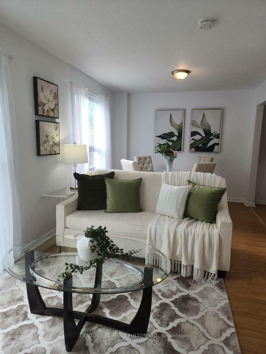 Photo de la propriété: 21 Trawley Crescent ON L1S 5Y7