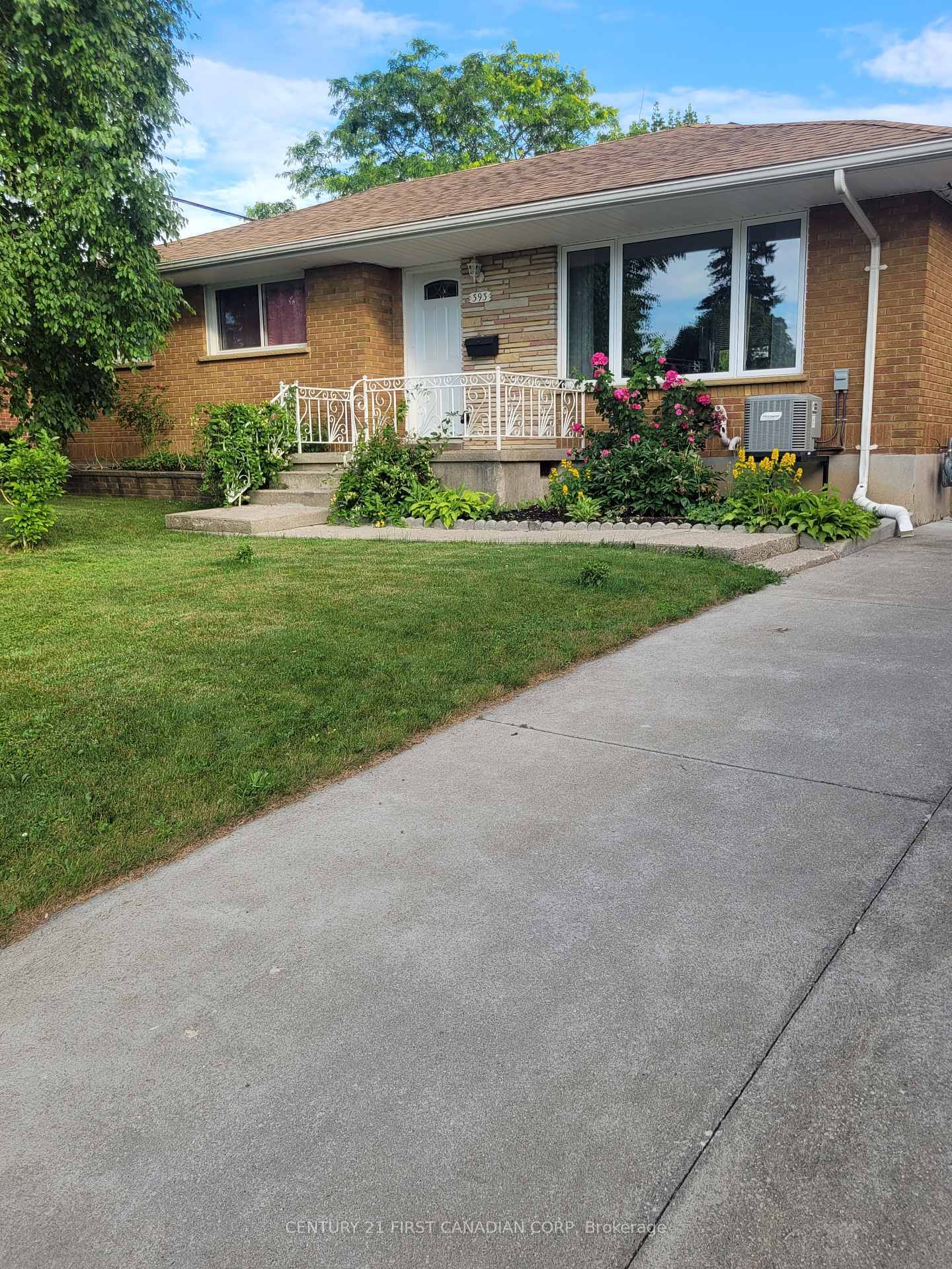 Photo de la propriété: 393 Chippendale Crescent ON N5Z 3G1