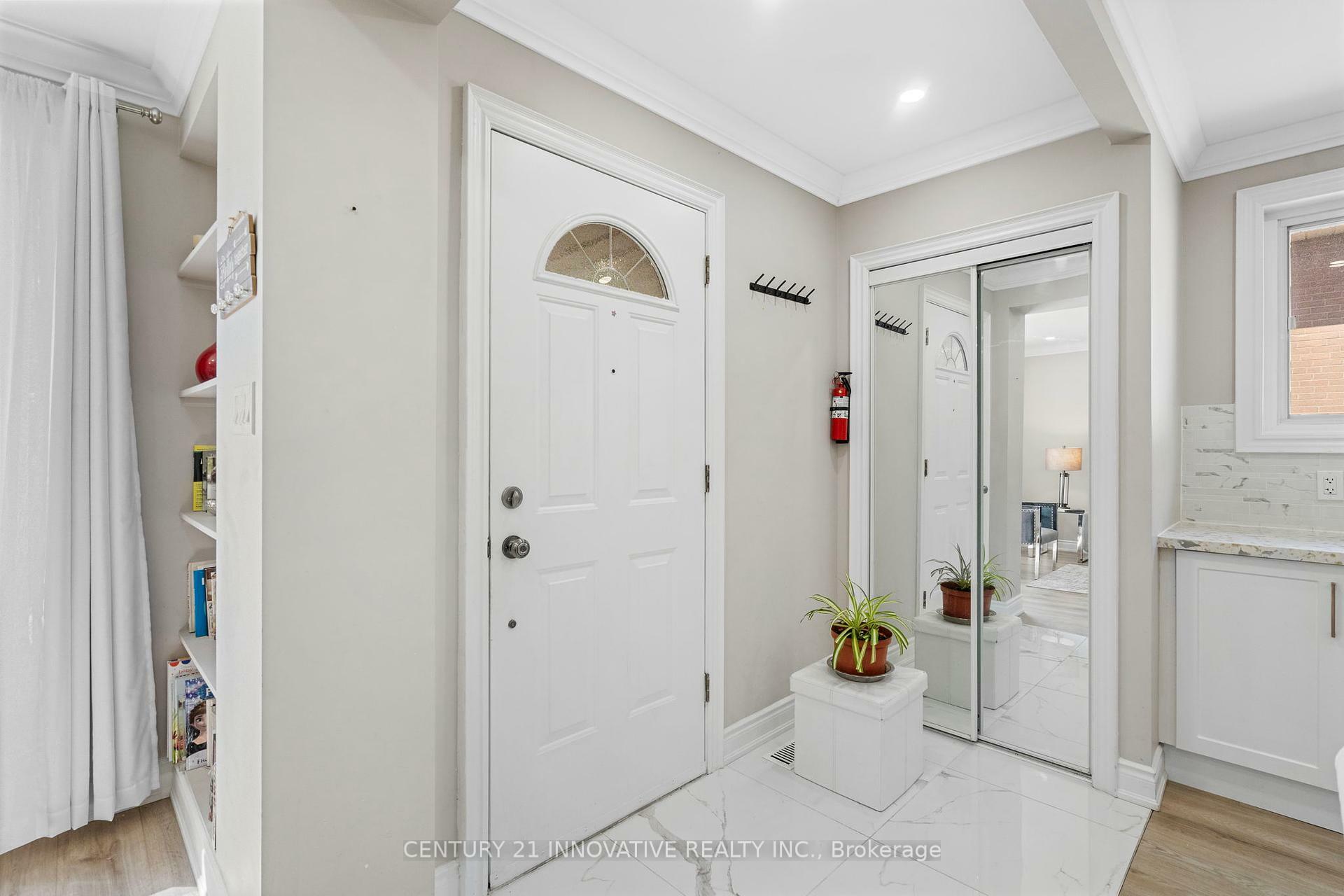 Property Photo: 5 Avondale Boulevard ON L6T 1H1