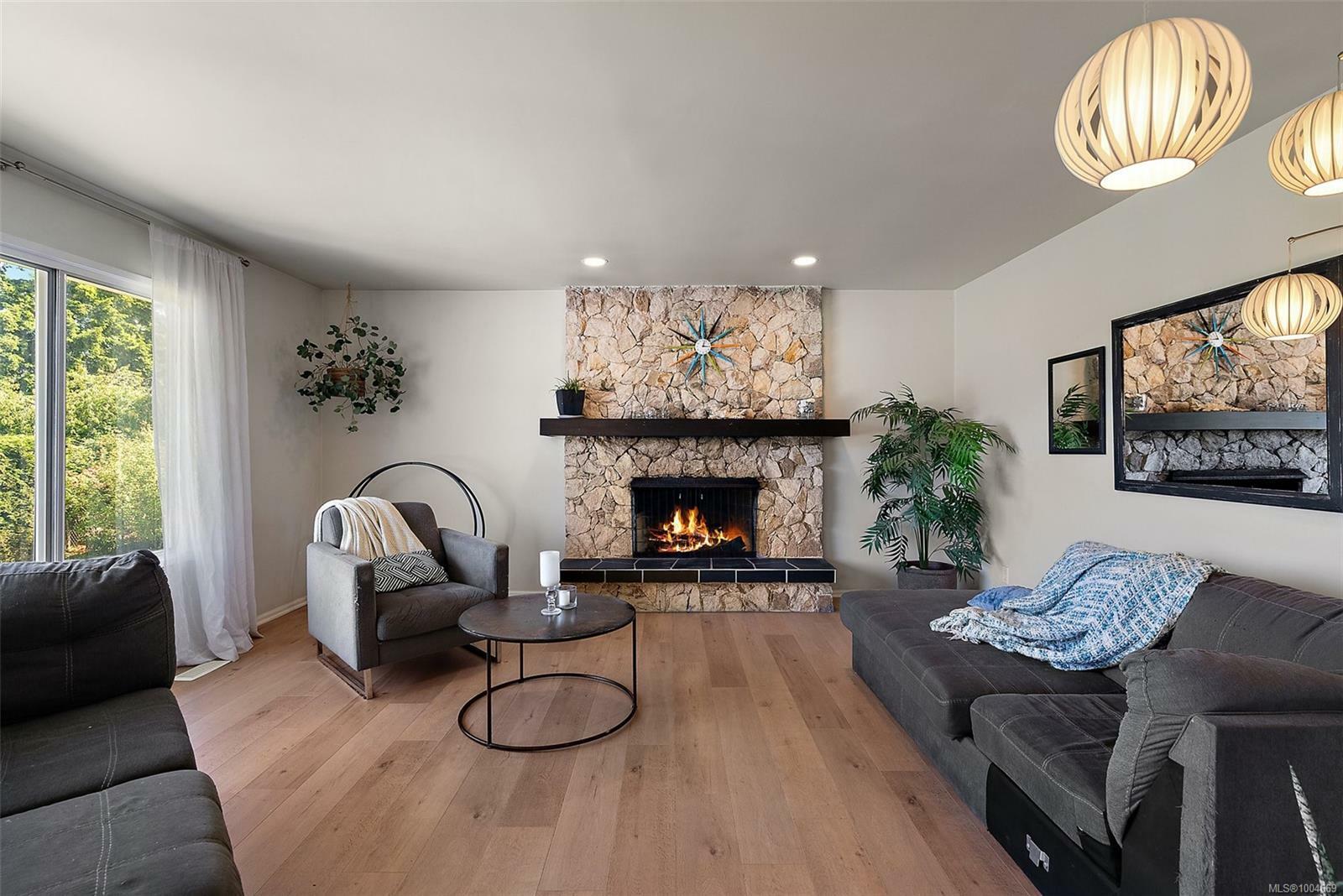 Photo de la propriété: 1483 Tolmie Pl BC V8P 5J3