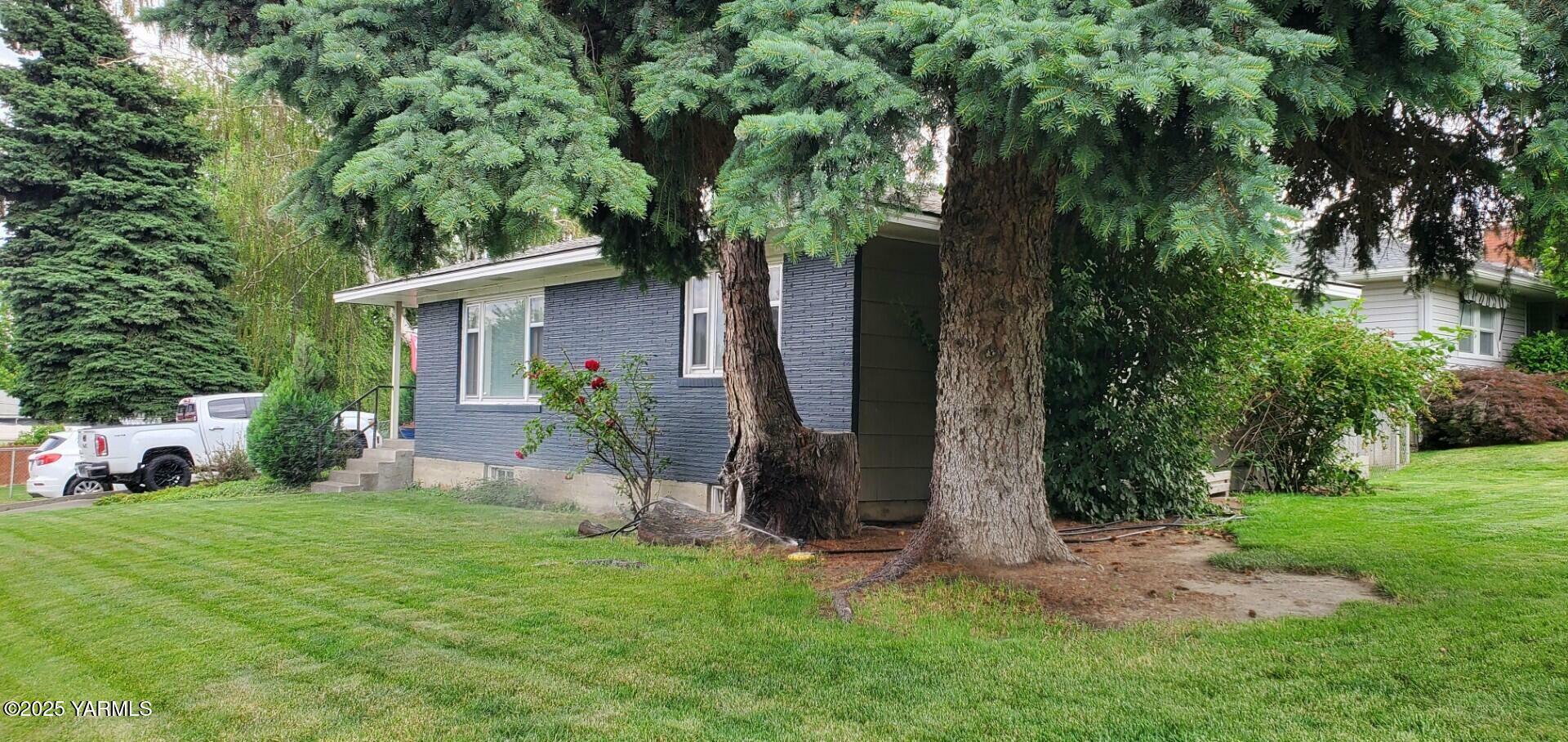 Property Photo:  3010 W Lincoln Ave  WA 98902 