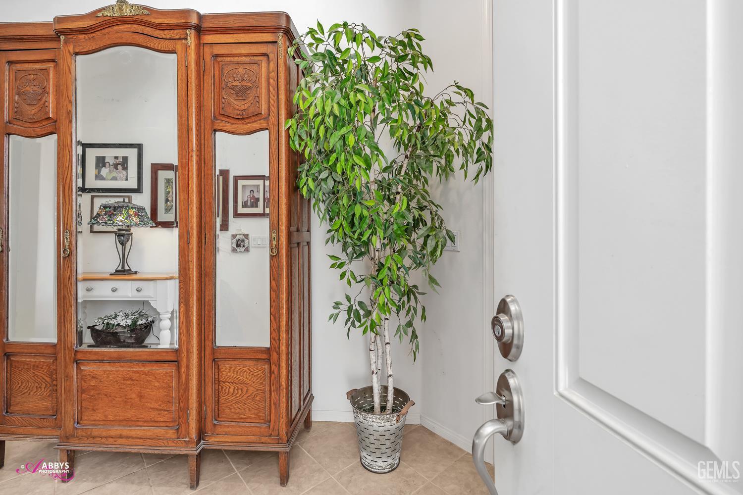 Property Photo: 5903 Gold Ranch Way CA 93306