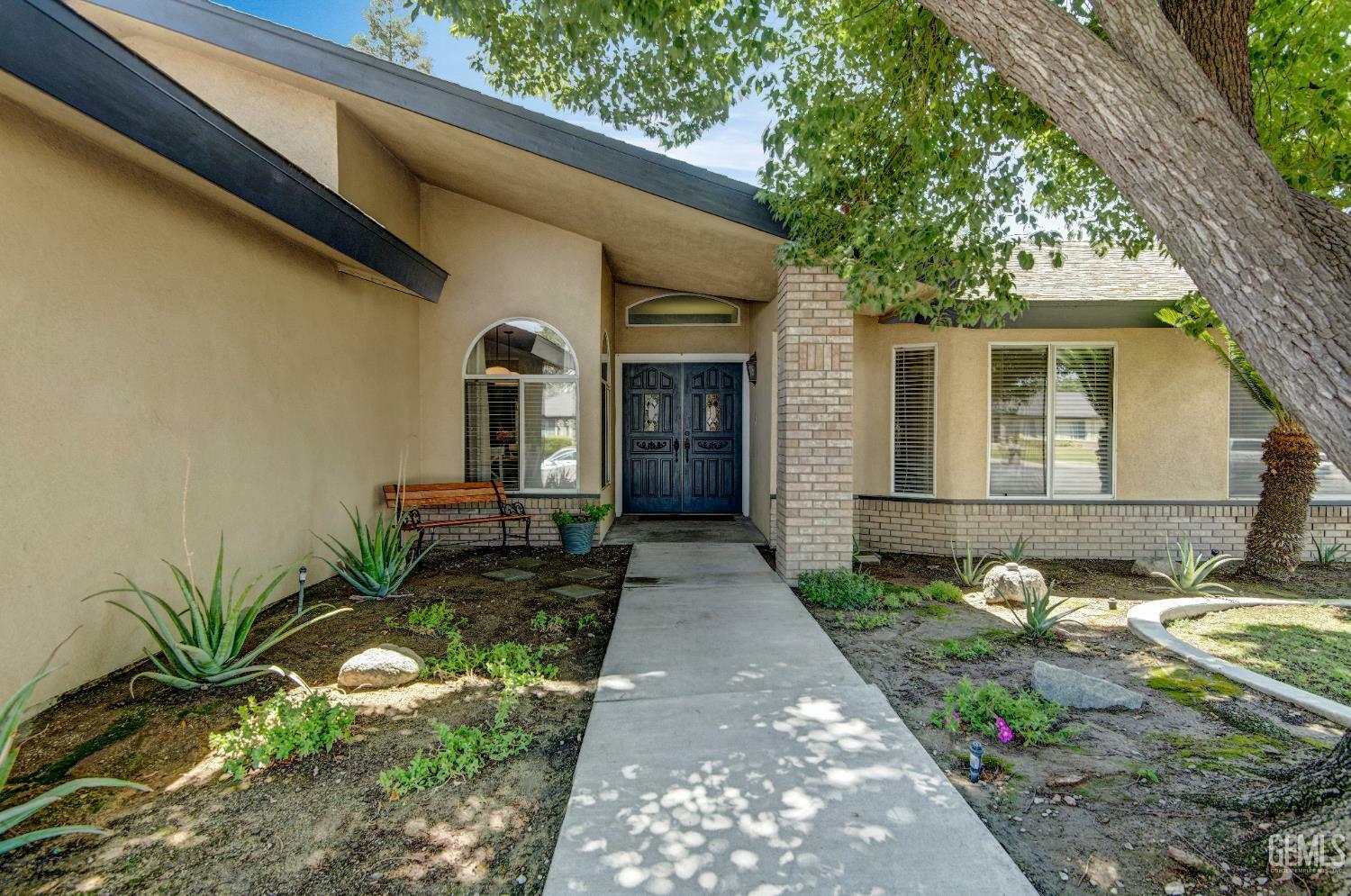 Property Photo: 2708 Oak Bush Court CA 93311