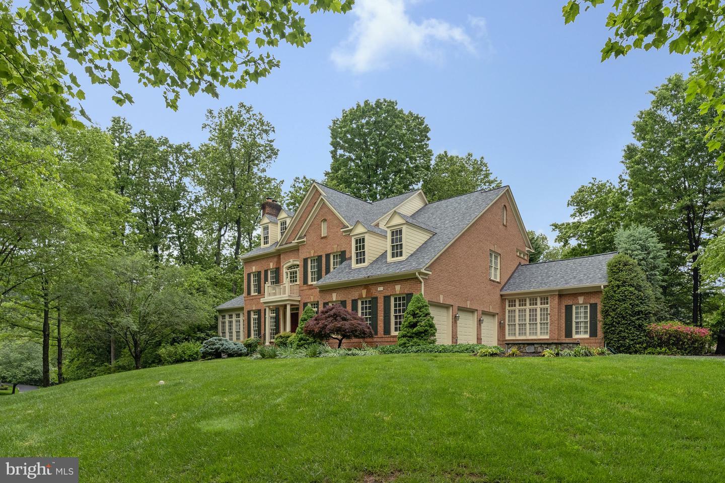Property Photo:  7811 Crownhurst Court  VA 22102 