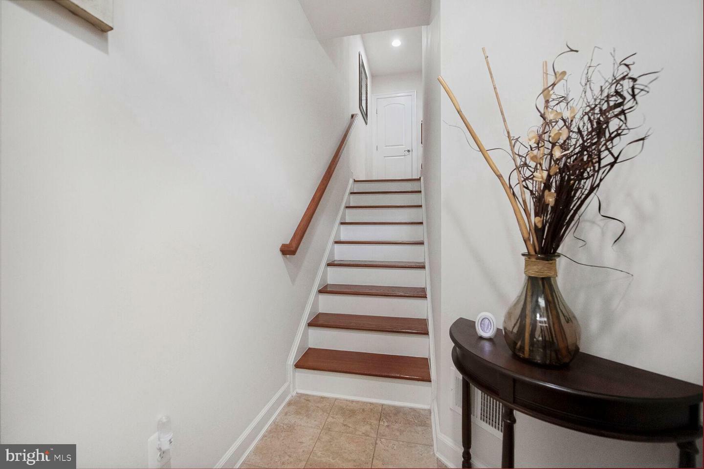 Property Photo:  26033 Huntwick Glen Square  VA 20105 