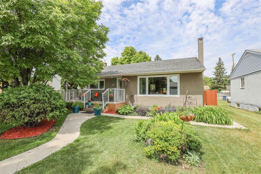 Property Photo: 19 Bronstone Boulevard MB R2M 1W4