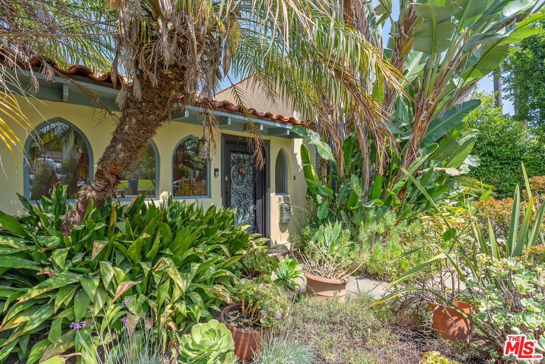 Property Photo: 809 S Muirfield Rd CA 90005