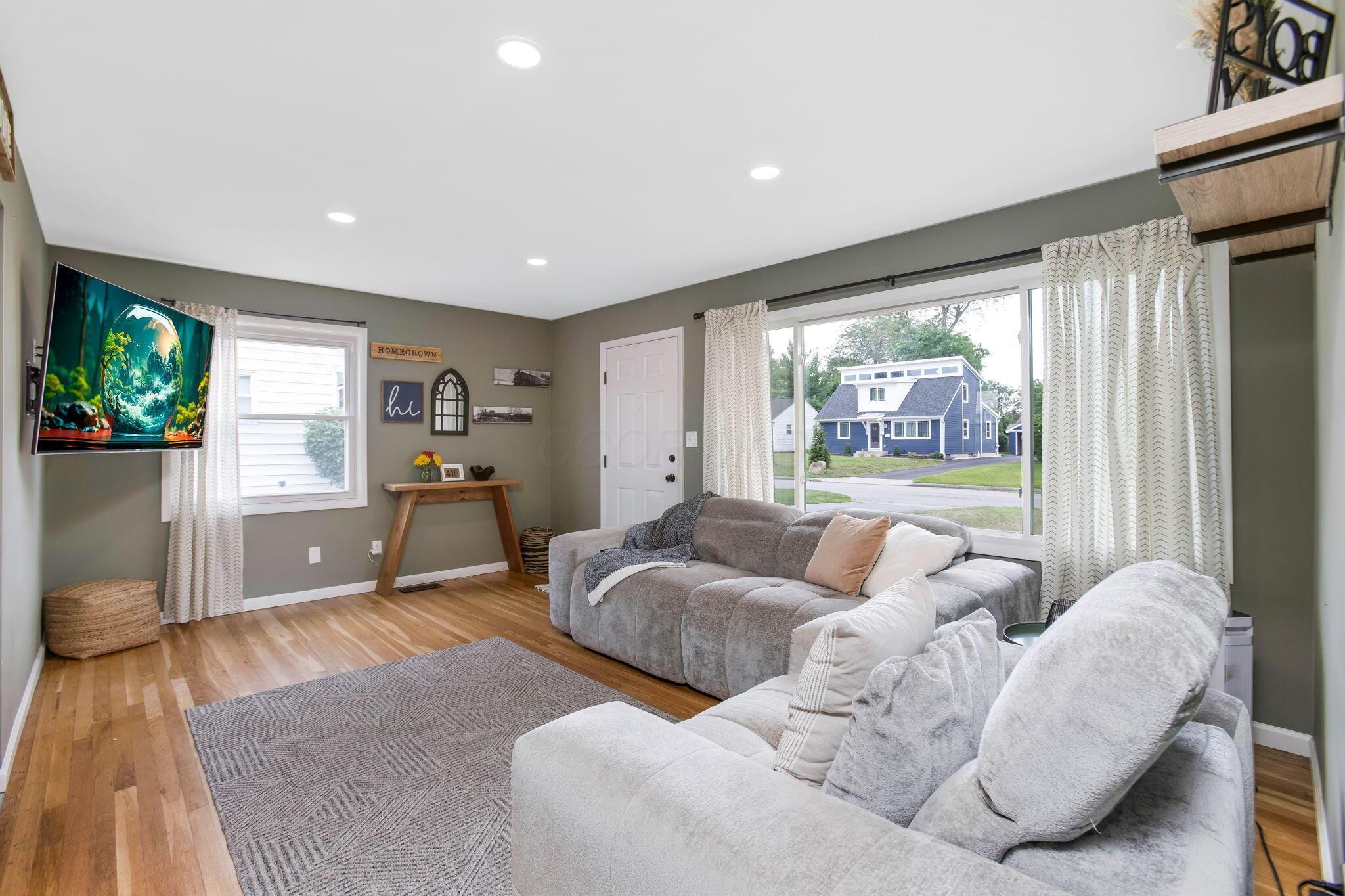 Property Photo: 2232 Edgevale Road OH 43221