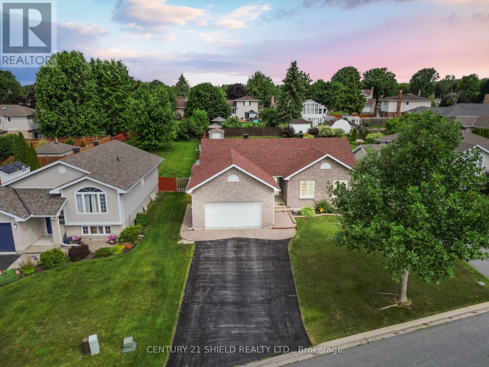 Property Photo: 140 Markell Crescent ON K6H 6X2