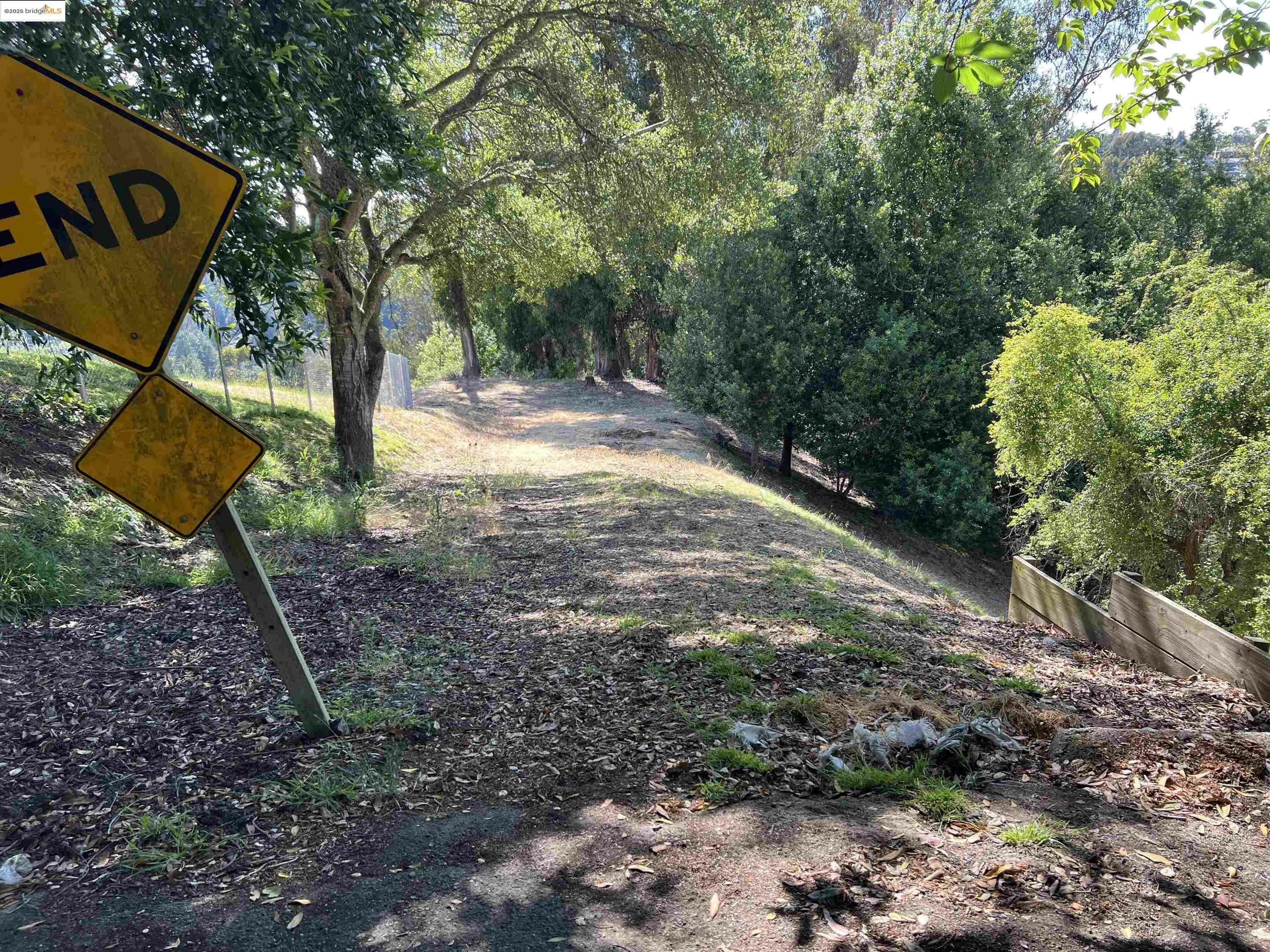 Property Photo:  82 Oakwood Ct  CA 94611 