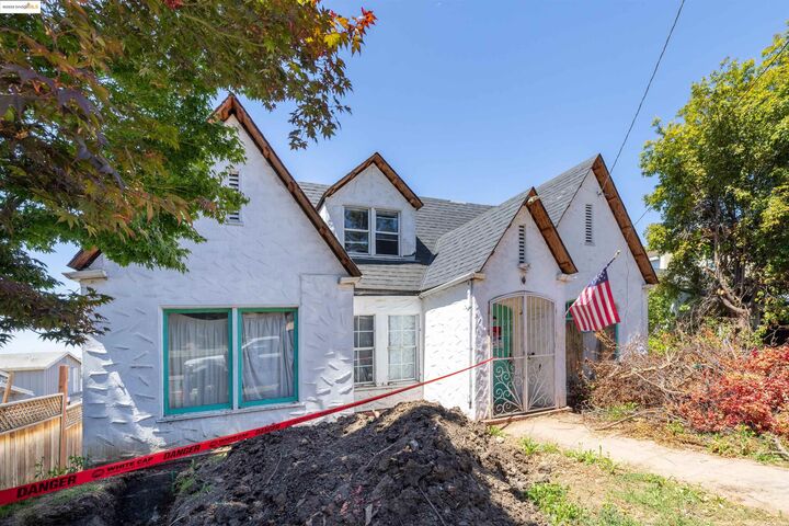 Property Photo:  7541 Outlook Ave  CA 94605