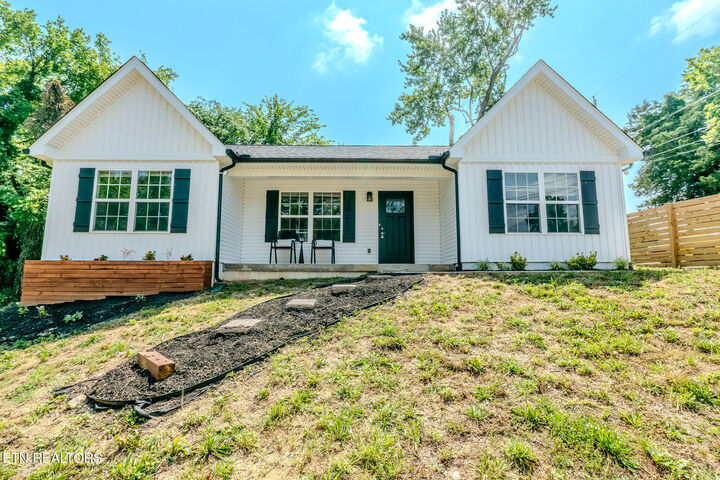 Property Photo: 229 Edgewood Ave TN 37716