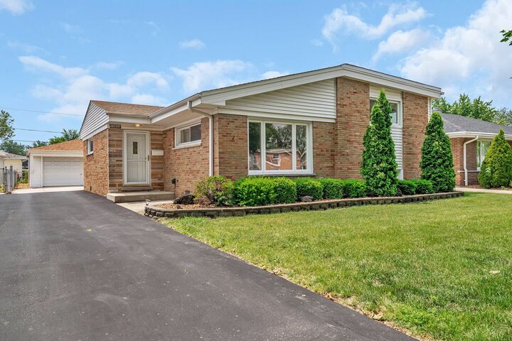 10833 Robinhood Street  Westchester IL 60154 photo