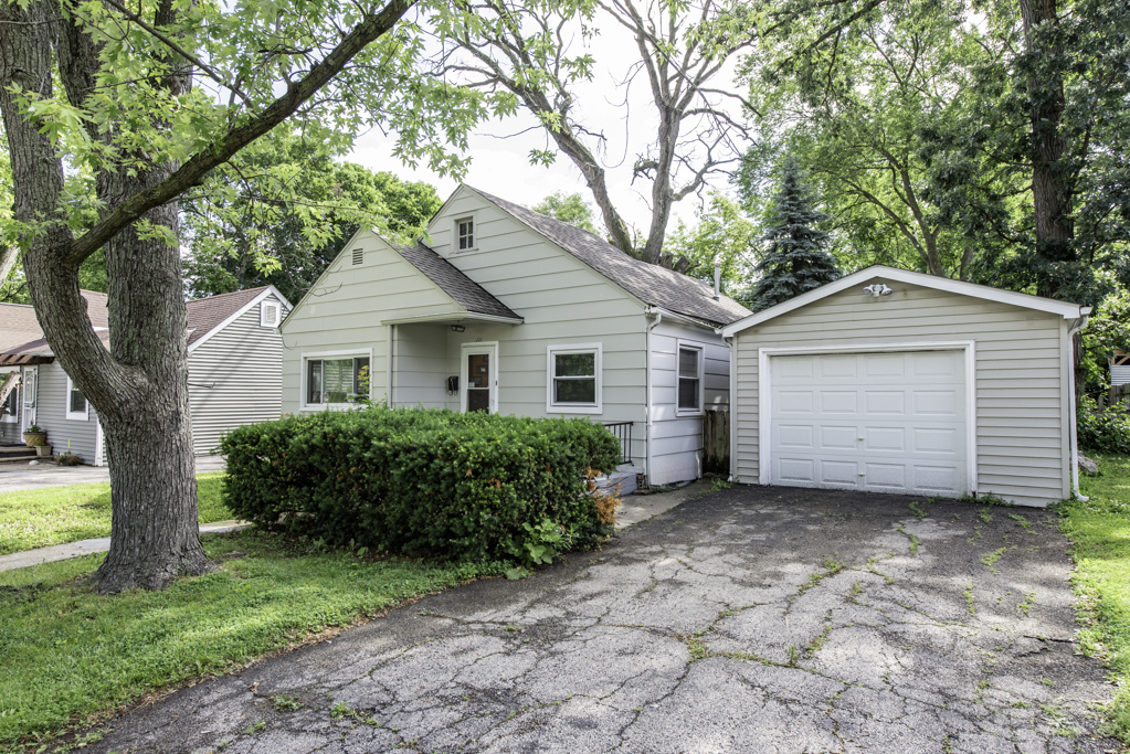 Property Photo:  221 Kenwood Drive  IL 60073 