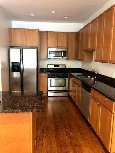 Property Photo: 830 W Leland Avenue 101 IL 60640