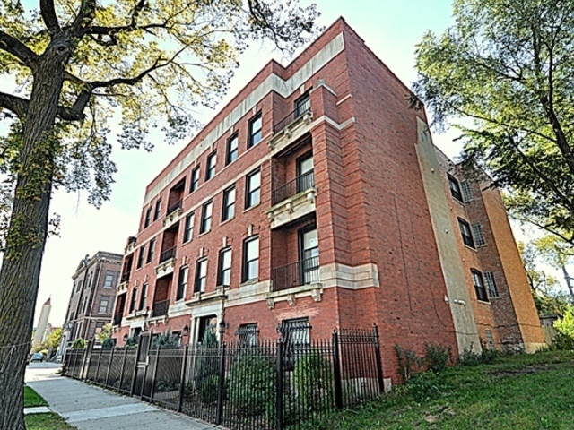 Property Photo: 529 E Oakwood Boulevard 2 IL 60653