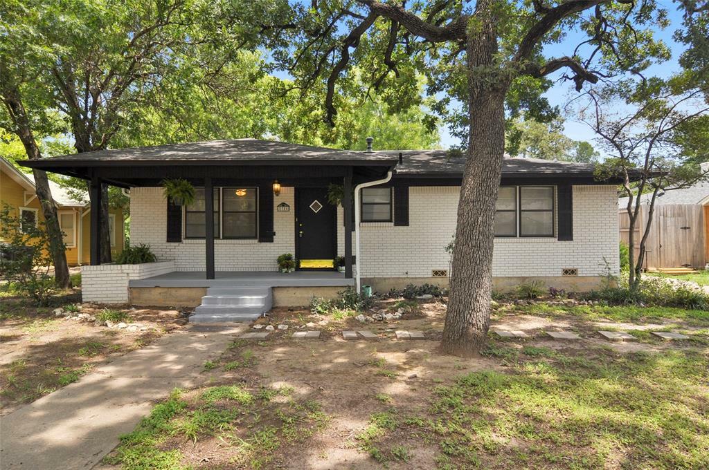 Property Photo: 2321 Honeysuckle Avenue TX 76111
